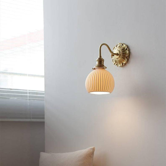 Vegglampe i Messing og Keramikk - Elegant Design